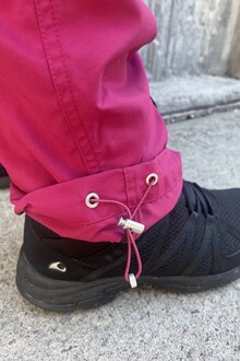 Way-Of-Sweden-Renata-Outdoorbyxa-Regular-Dam-Hallonrod-16