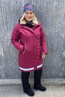 Way-Of-Sweden-Supreme-Softshellkappa-Dam-Hallonreflex-11
