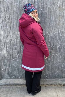 Way-Of-Sweden-Supreme-Softshellkappa-Dam-Hallonreflex-12