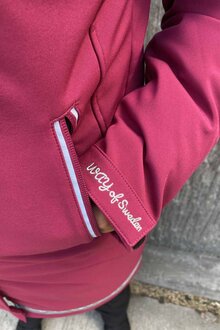 Way-Of-Sweden-Supreme-Softshellkappa-Dam-Hallonreflex-13