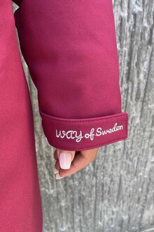 Way-Of-Sweden-Supreme-Softshellkappa-Dam-Hallonreflex-15