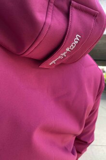 Way-Of-Sweden-Supreme-Softshellkappa-Dam-Hallonreflex-16