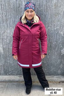 Way-Of-Sweden-Supreme-Softshellkappa-Dam-Hallonreflex-30