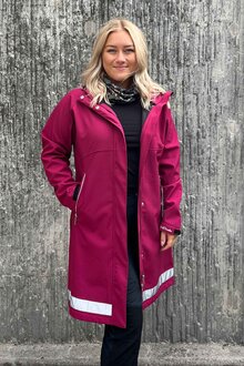 Way-Of-Sweden-Supreme-Softshellkappa-Dam-Hallonreflex-31