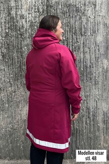 Way-Of-Sweden-Supreme-Softshellkappa-Dam-Hallonreflex-33