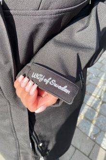 Way-Of-Sweden-Supreme-Softshellkappa-Dam-Svart-45