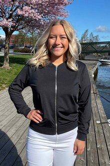 Way-Of-Sweden-Ulrika-Jacka-Dam-Black-1