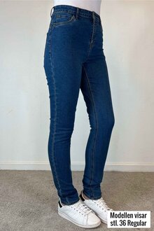 Way-of-Sweden-Daphne-Push-Up-Jeans-Dam-Light-Denim-2