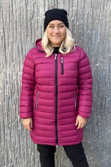 Way-of-Sweden-Eva-Lattviktsparkas-Dam-Hallonrod-10