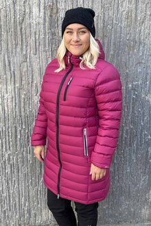 Way-of-Sweden-Eva-Lattviktsparkas-Dam-Hallonrod-12