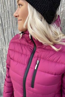 Way-of-Sweden-Eva-Lattviktsparkas-Dam-Hallonrod-16