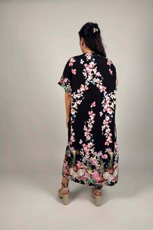 Zamina-Blommig-Klanning-Dam-Svart-Camicia--Smilebutiken-2
